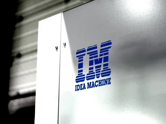 IDEA MACHINE -logo pesukoneen kyljessä